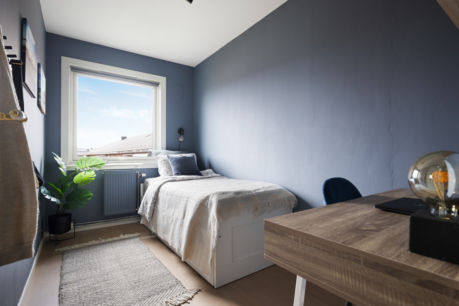 Soverom 3 er innredet med enkeltseng og skrivebord Galleribilde