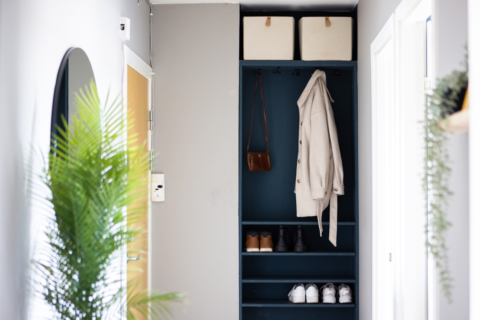 Det er også god plass til å henge fra seg tøy og sette fra seg sko i en plassbygd nisje Galleribilde
