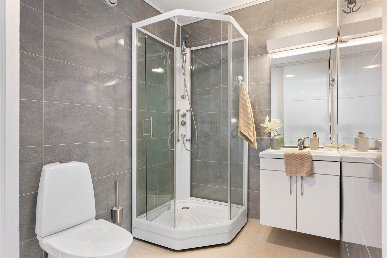 Bad med dusjnisje Galleribilde