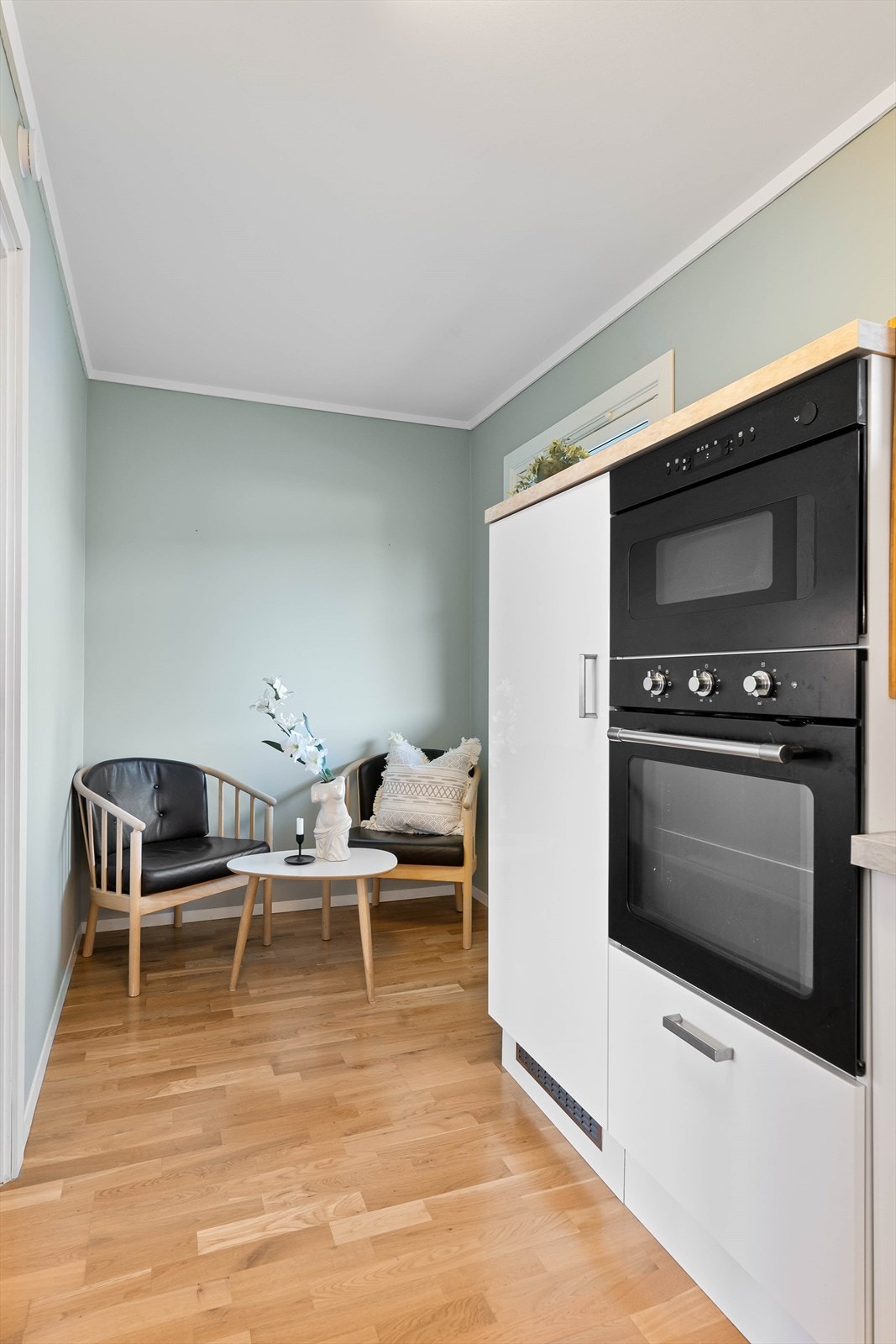 Kjøkkenet har også plass til en liten sittegruppe Galleribilde