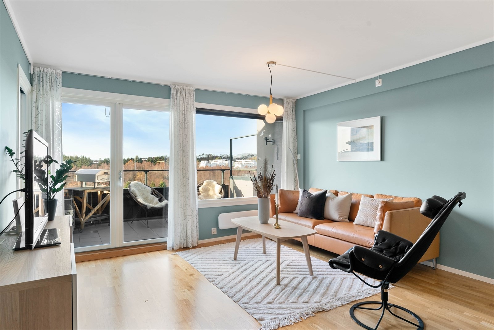 Store vindusflater som gir godt med naturlig lys i leiligheten Galleribilde