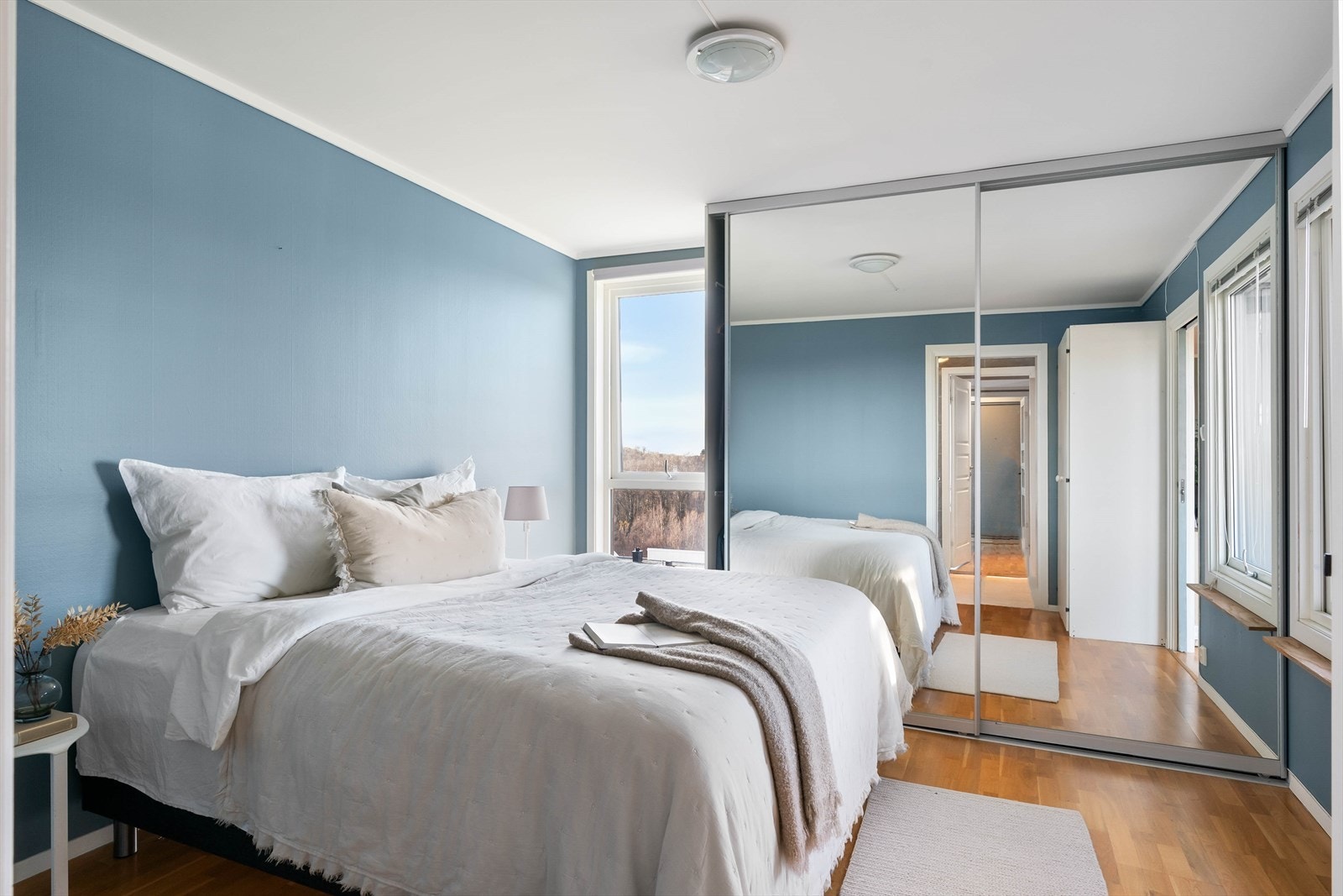 Soverom nr. 1 med god garderobeplass Galleribilde