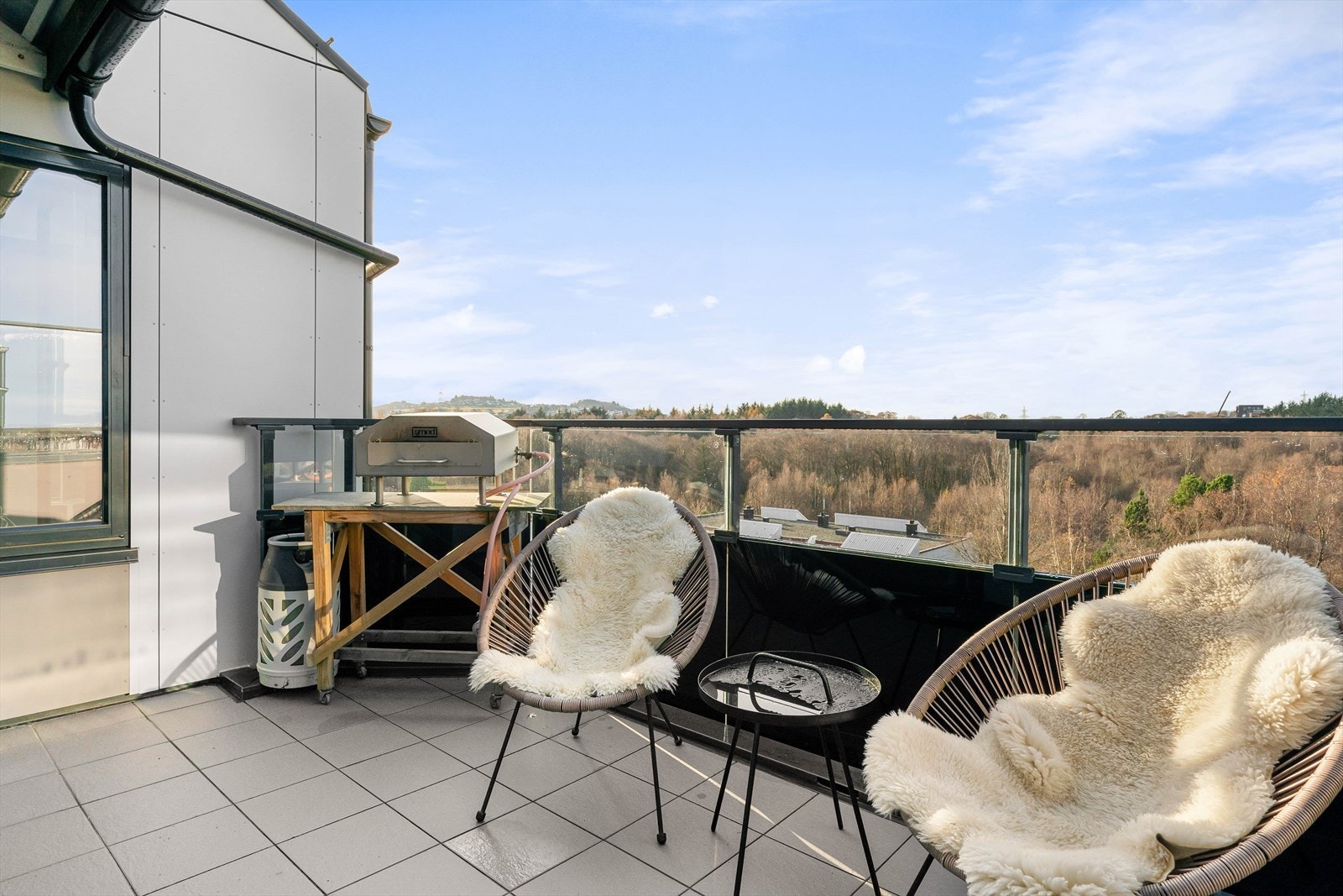 Balkong med plass til både grill/pizzaovn og sitteplasser Galleribilde