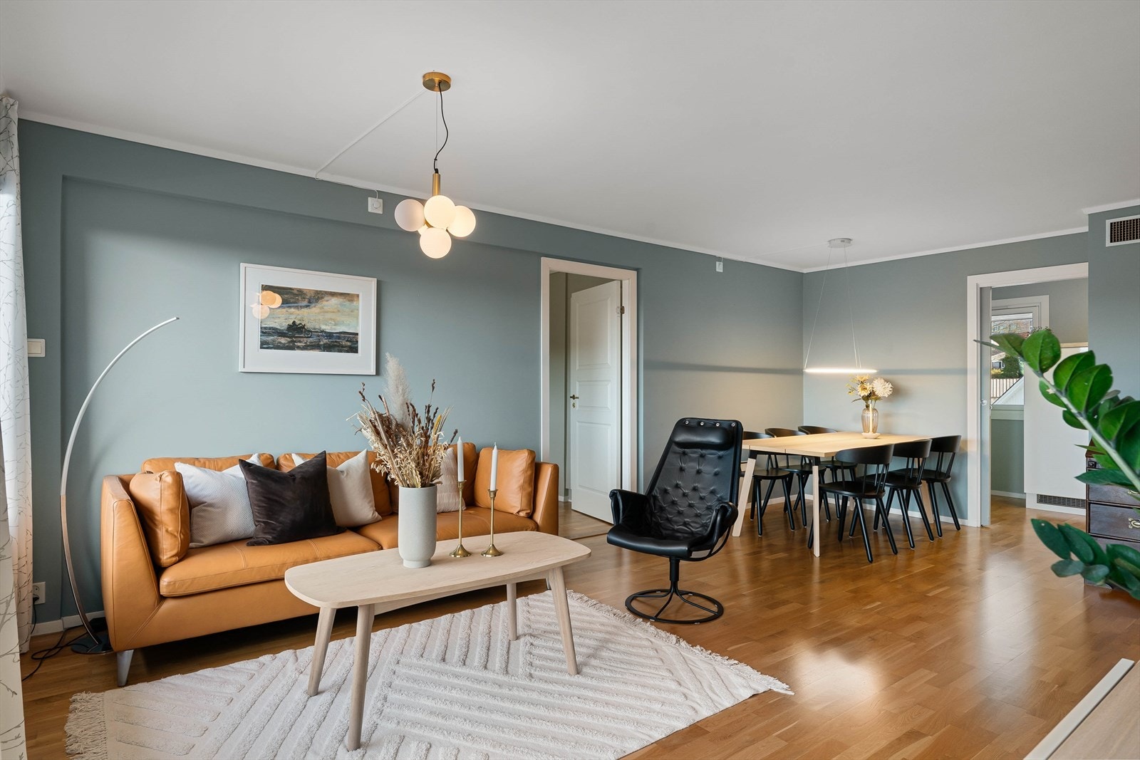 Stue med god plass til både sofagruppe og spisegruppe Galleribilde