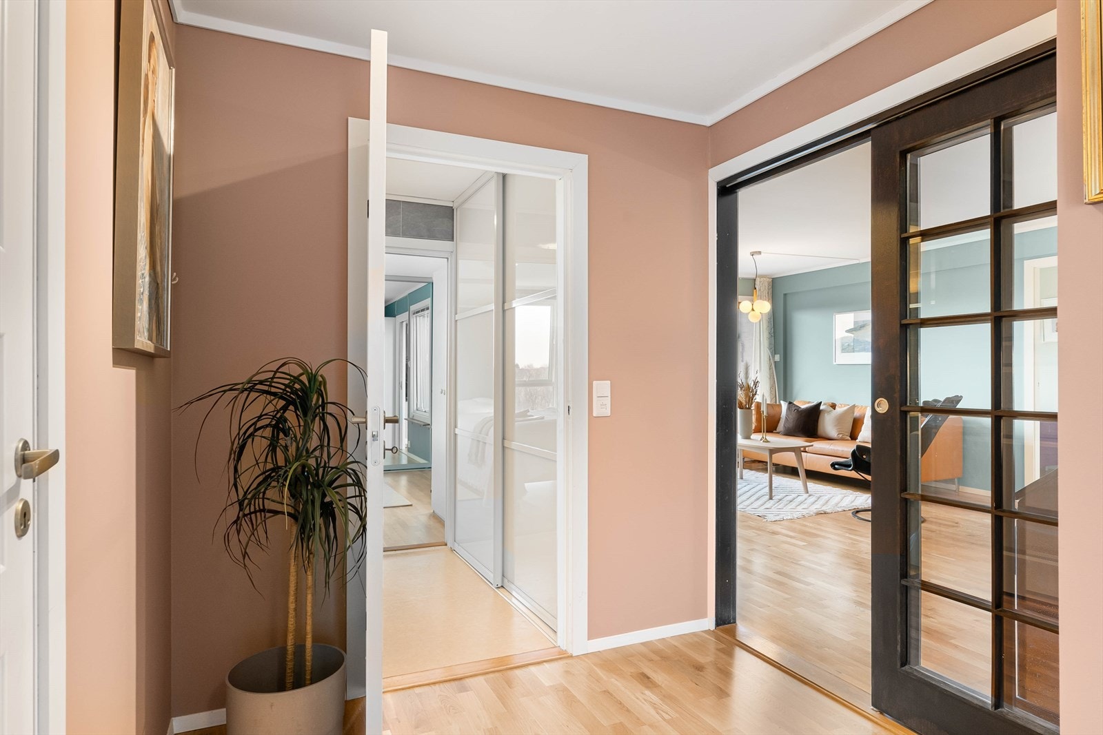 Entré som fører inn til stue og badet Galleribilde