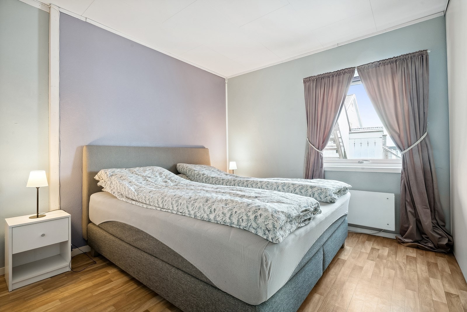 Hovedsoverommet er av god størrelse med plass til dobbeltseng og garderobe. Galleribilde
