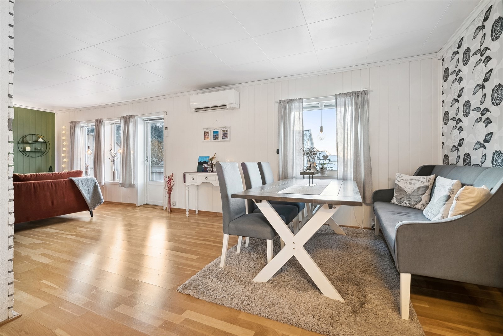 Det er også etablert varmepumpe i stuen som bidrar til behagelig temperatur uavhengig av årstid. Galleribilde
