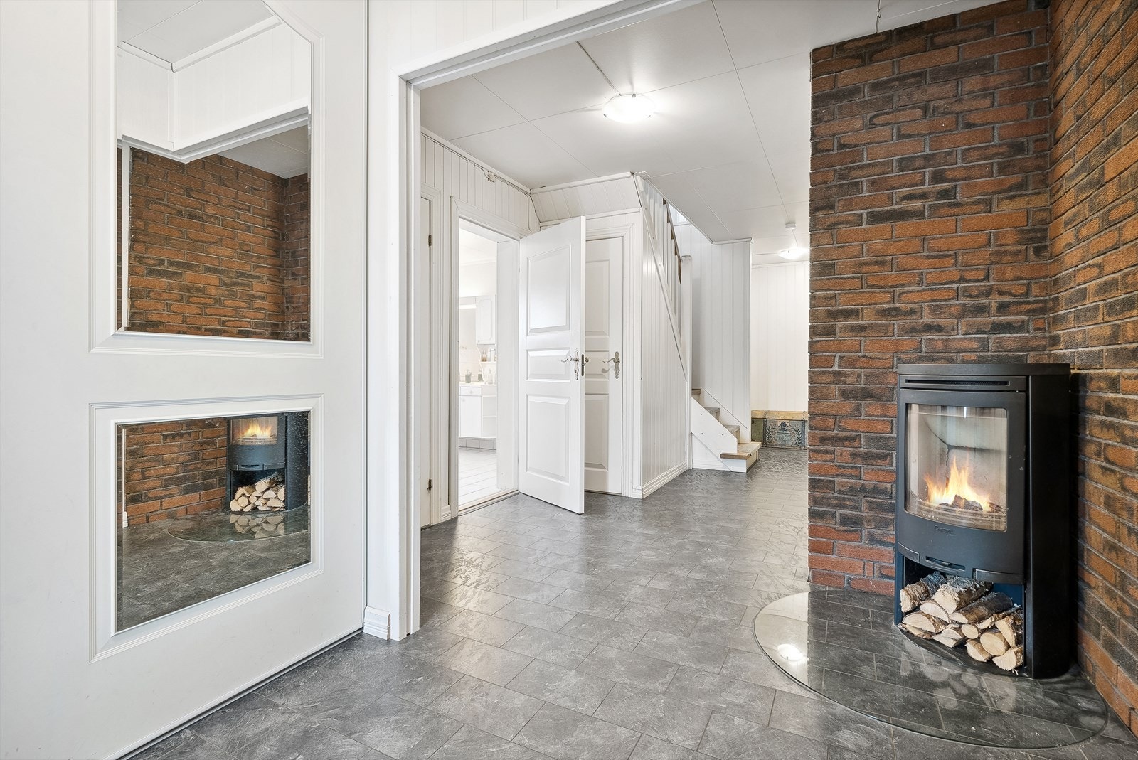 Når du trer inn i boligens hoveddel blir du møtt av en stor gang med god plass til å henge av seg yttertøyet. Galleribilde