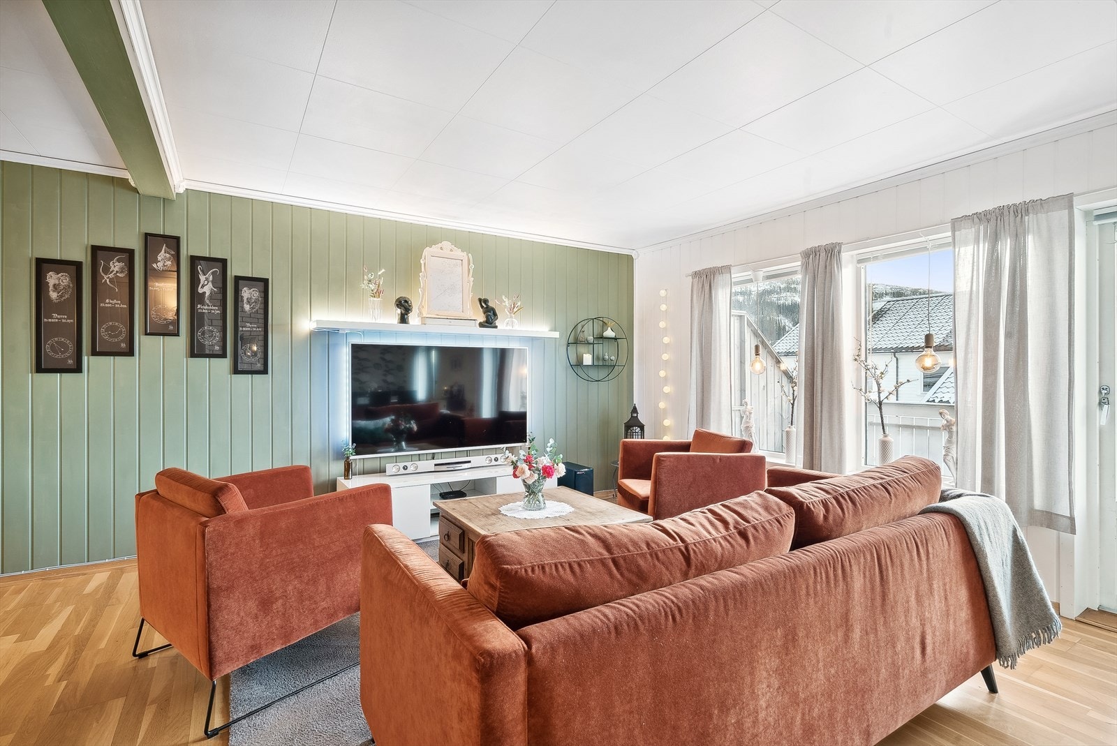 Her er det også flere vindusflater som slipper inn godt med naturlig dagslys. Galleribilde