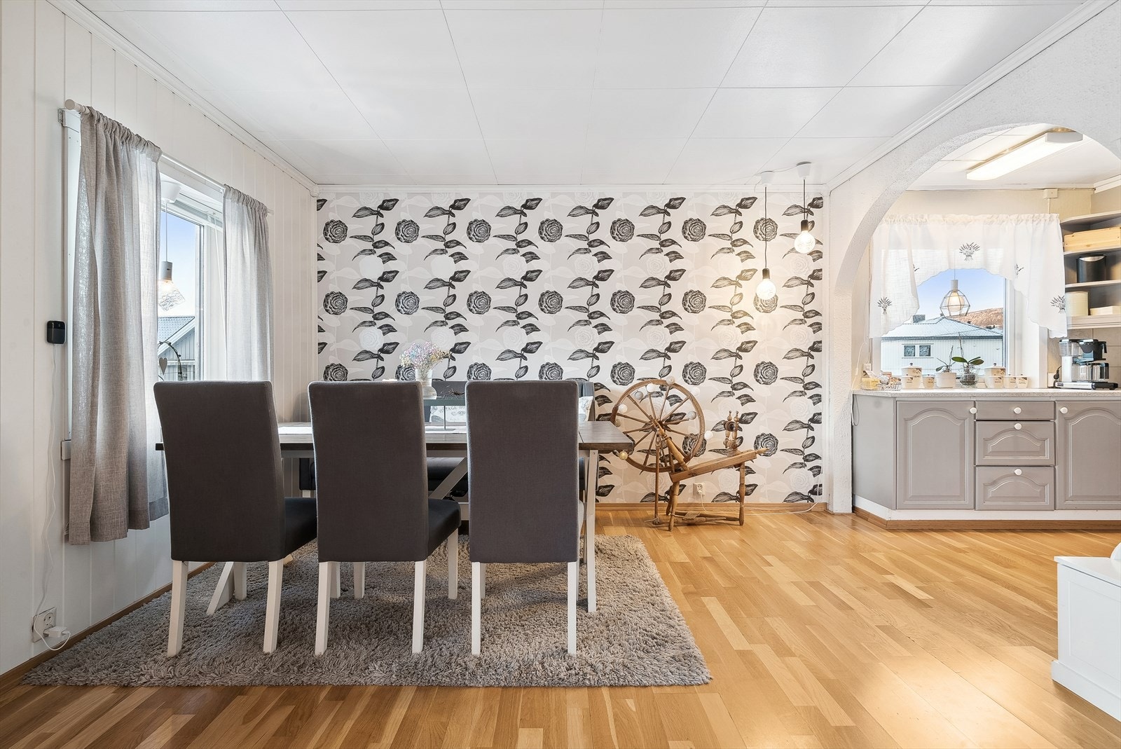 Kjøkkenet ligger i en åpen og sosial løsning mot spisestuen. Galleribilde