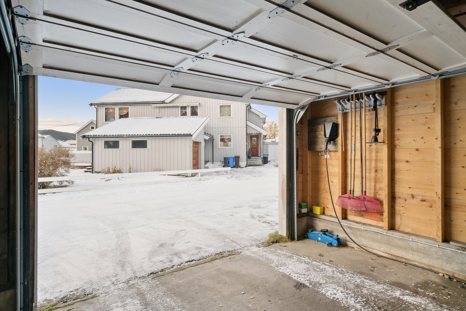 Gode parkeringsmuligheter på egen eiendom og i garasje med elbil-lader. Galleribilde