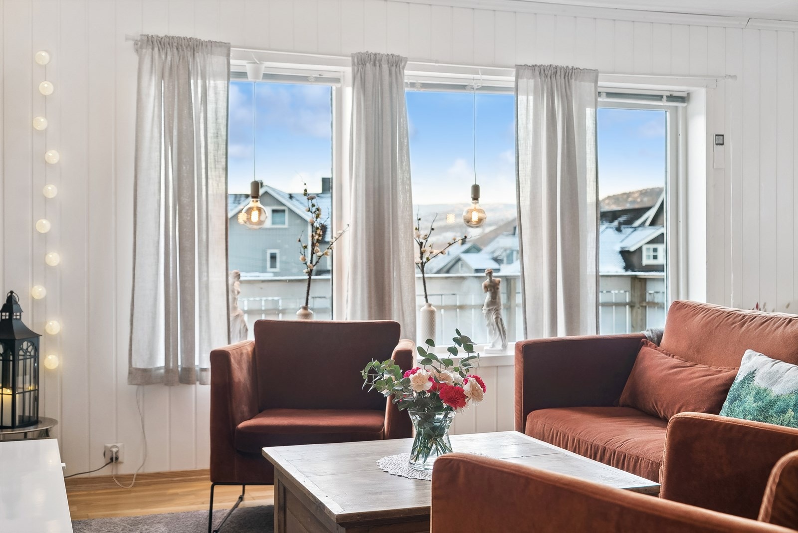 Fra stuen er det direkte utgang til en hyggelig balkong. Galleribilde