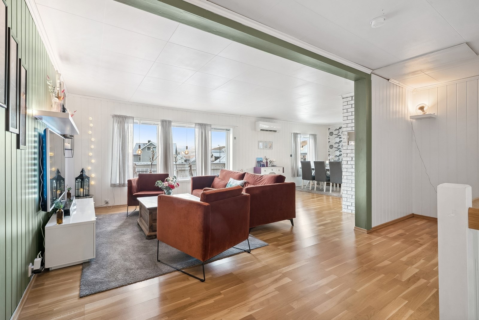 Stuen i boligens andre etasje har plass til sofa med tilhørende møblement, samt en hyggelig spisegruppe om ønskelig. Galleribilde