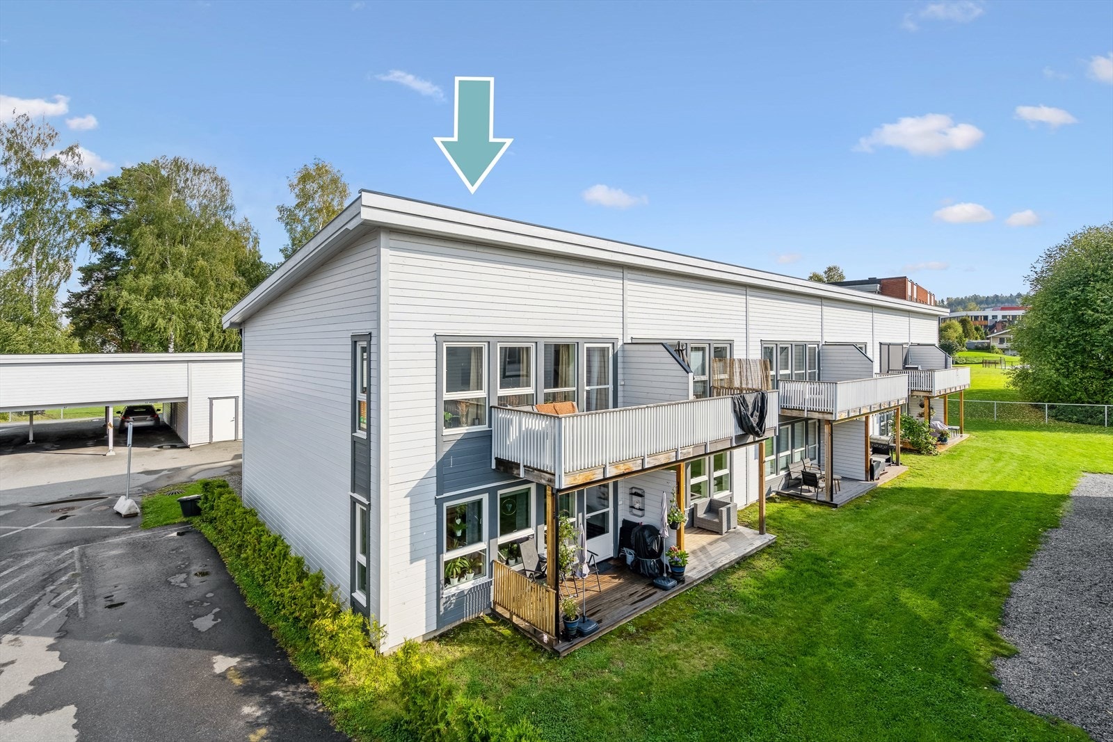 Lys og pen 2-roms leilighet i andre etasje og på enden av flermannsbolig fra 2016. Det er flotte grøntområder rundt leiligheten og kort avstand til sentrum. Galleribilde