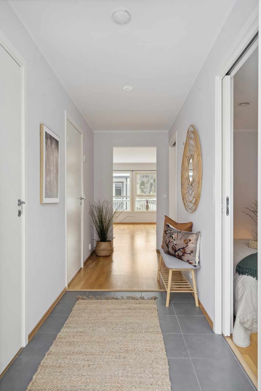 Velkommen inn! I entrèen er det god plass til å henge fra seg yttertøy og sette fra seg sko. Galleribilde