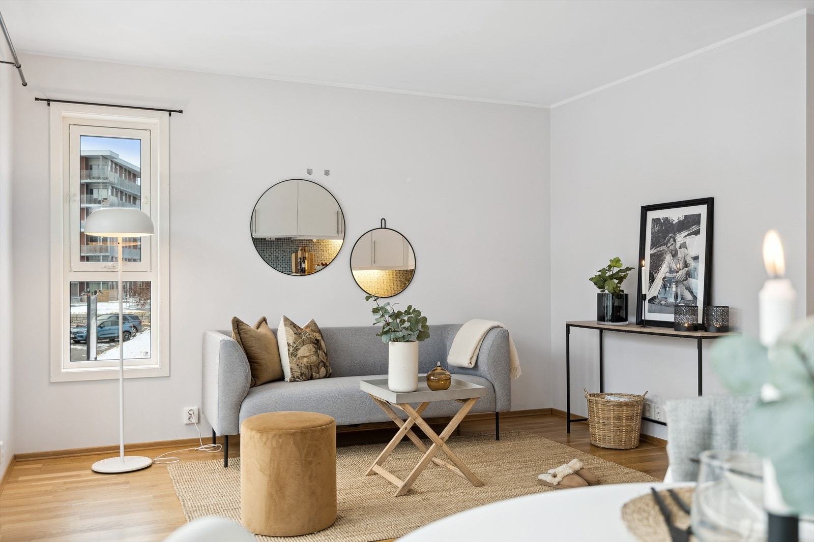 Det er god plass i stuen til spisebord samt stor salong gruppe. Det er også godt med veggplass til vitrineskap og skjenk. Galleribilde