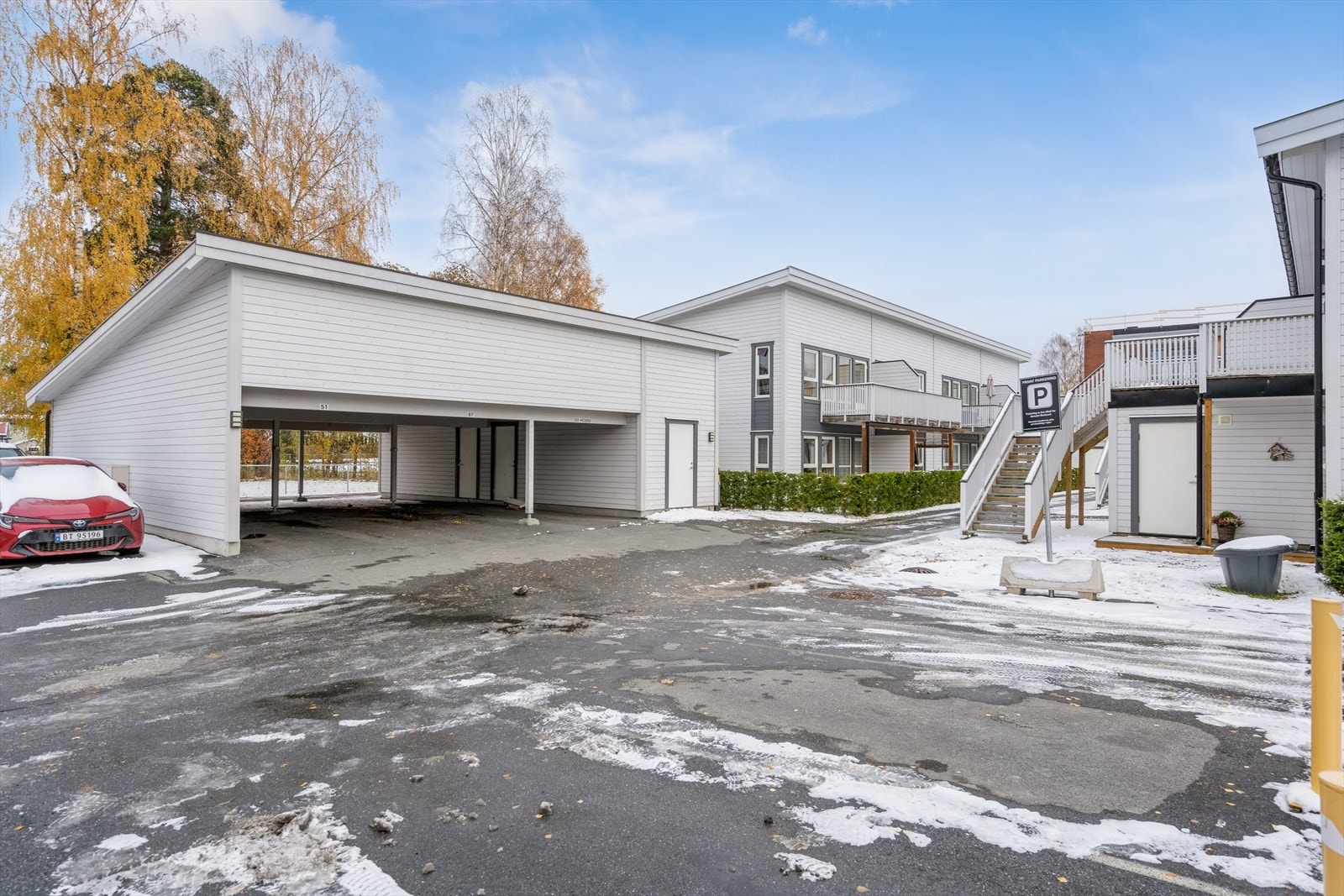 Parkering i carport gjør at bilen står under tak og holdes fri for snø hele vinteren. Det er flere elbil lader i sameiet, på fellesparkeringen like utenfor leiligheten. Galleribilde