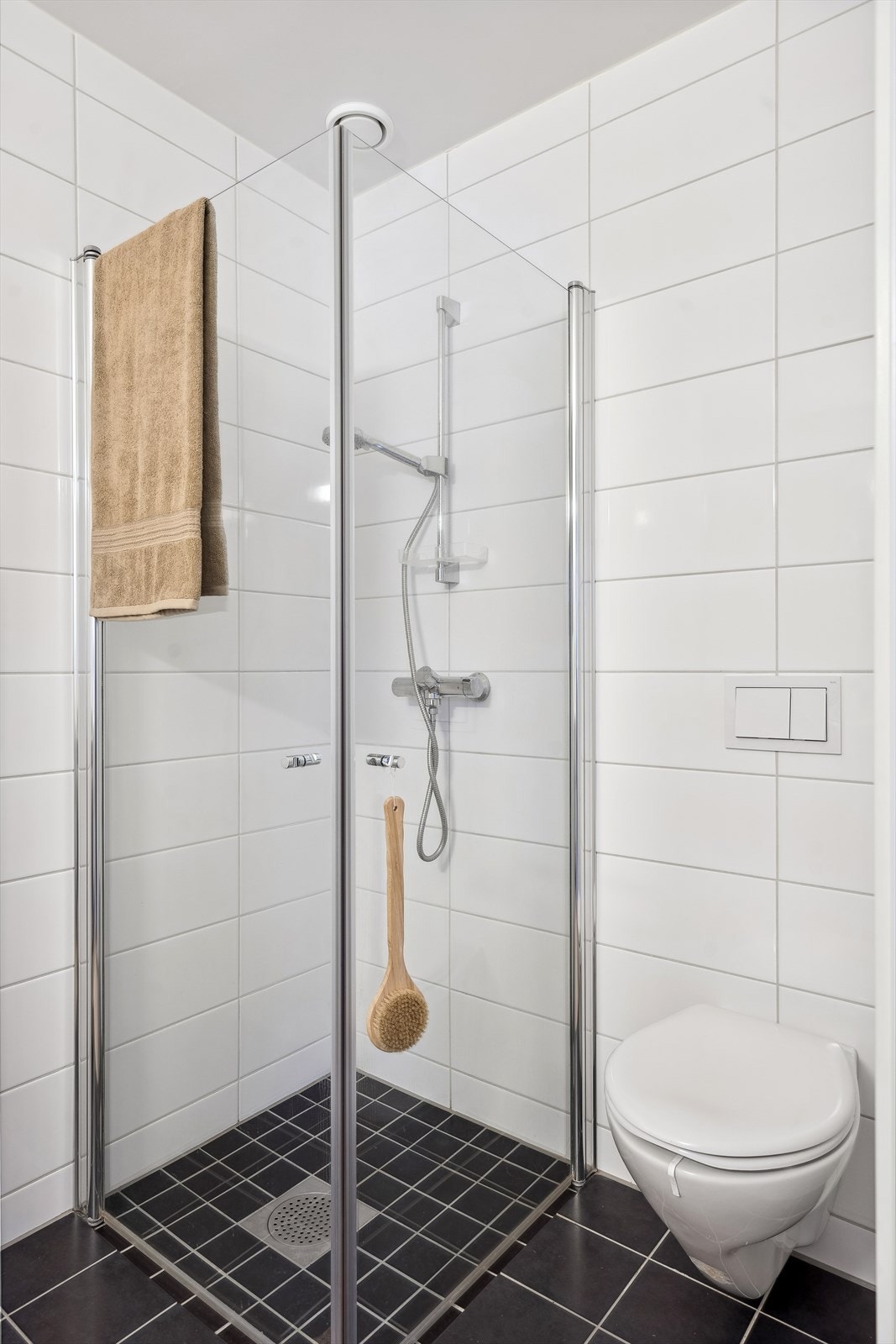Baderommet er utstyrt med toalett, baderomsinnredning, dusjhjørne og opplegg til vaskemaskin. Vaskemaskinen kan som nevnt også medfølge i handelen. Galleribilde