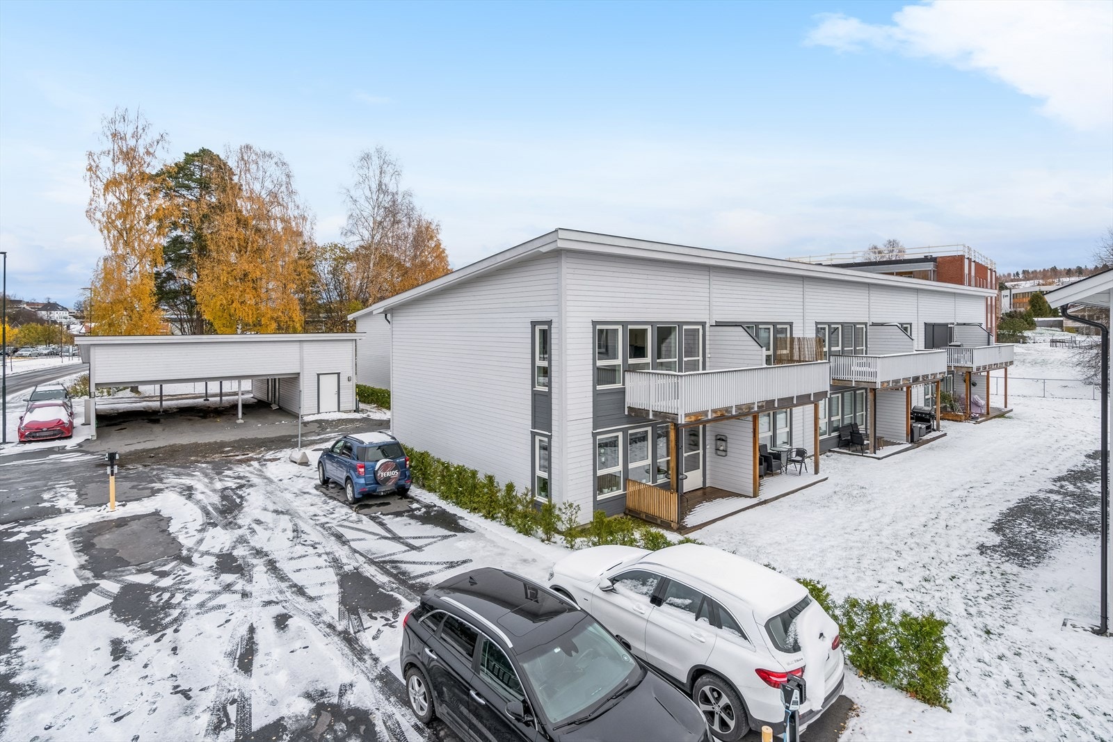 Dette er en svært attraktive sentrumsnær leilighet med carport og utvendig bod. Lave felleskostnader som inkluderer bla. fjernvarme, fiberaksess, carportplass, vaktmestertjenester mm. Galleribilde