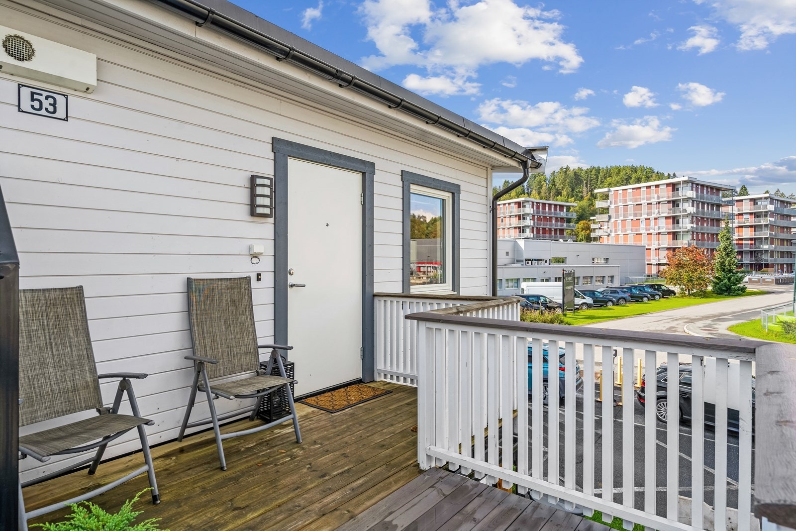 Her ønskes du velkommen inn via trapperepos med plass til kafé sett. Velkommen på visning! Galleribilde