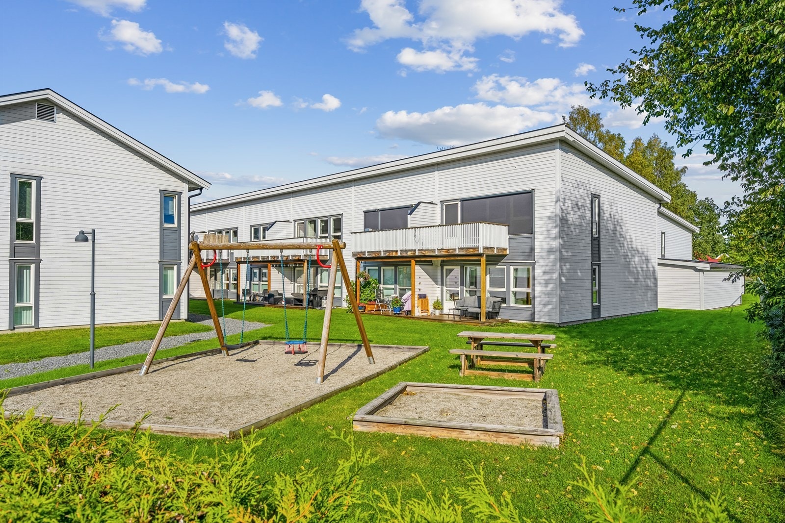 Sameiet har et velholdt uteområde med lekeplass for de små og benker som innbyr til feks. en kaffe-prat eller piknik. Galleribilde