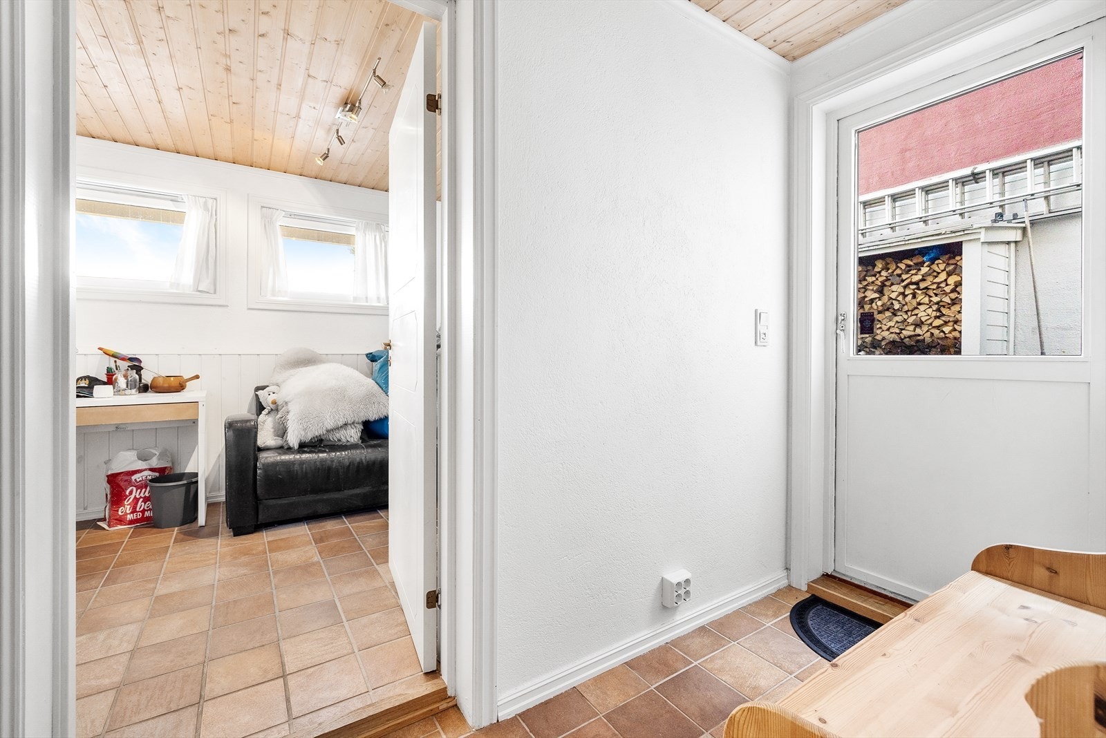 Egen inngang til kjeller. Galleribilde