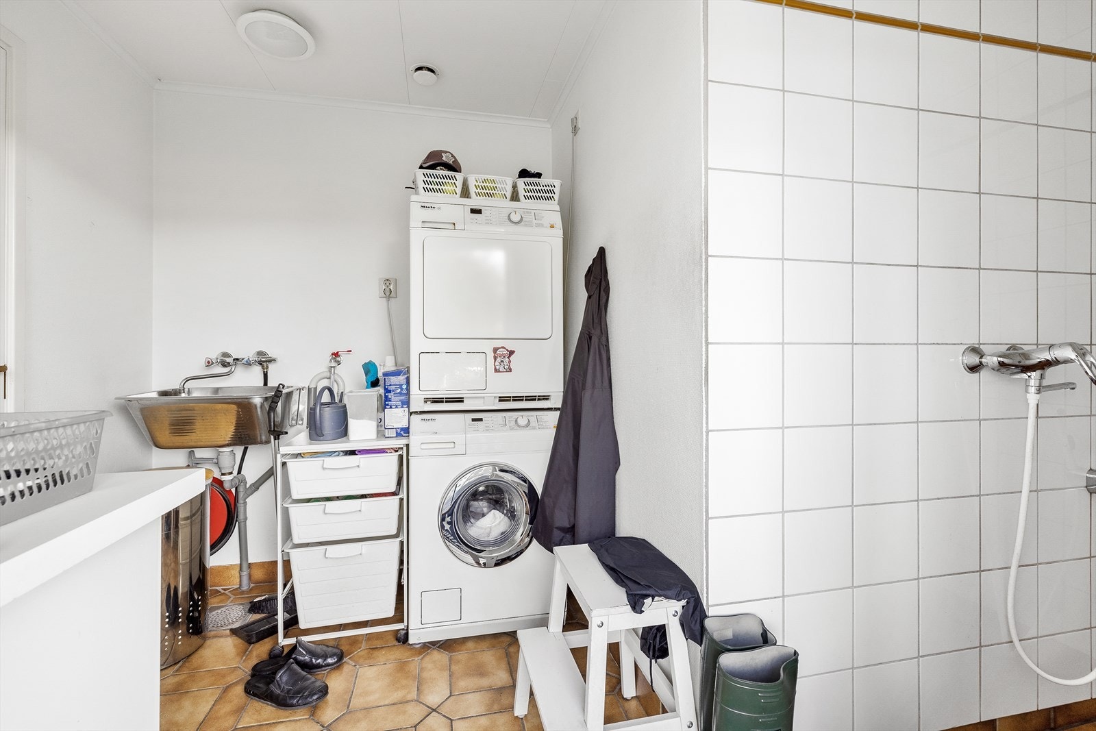Meget praktisk vaskerom. Her er det også egen inngang Galleribilde