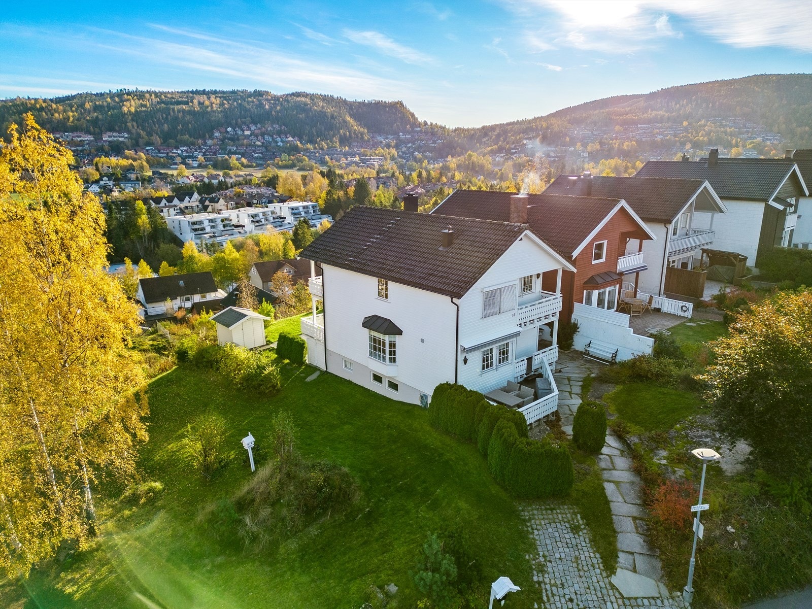 Her ligger du høy og fritt med uteplasser på begge sider Galleribilde