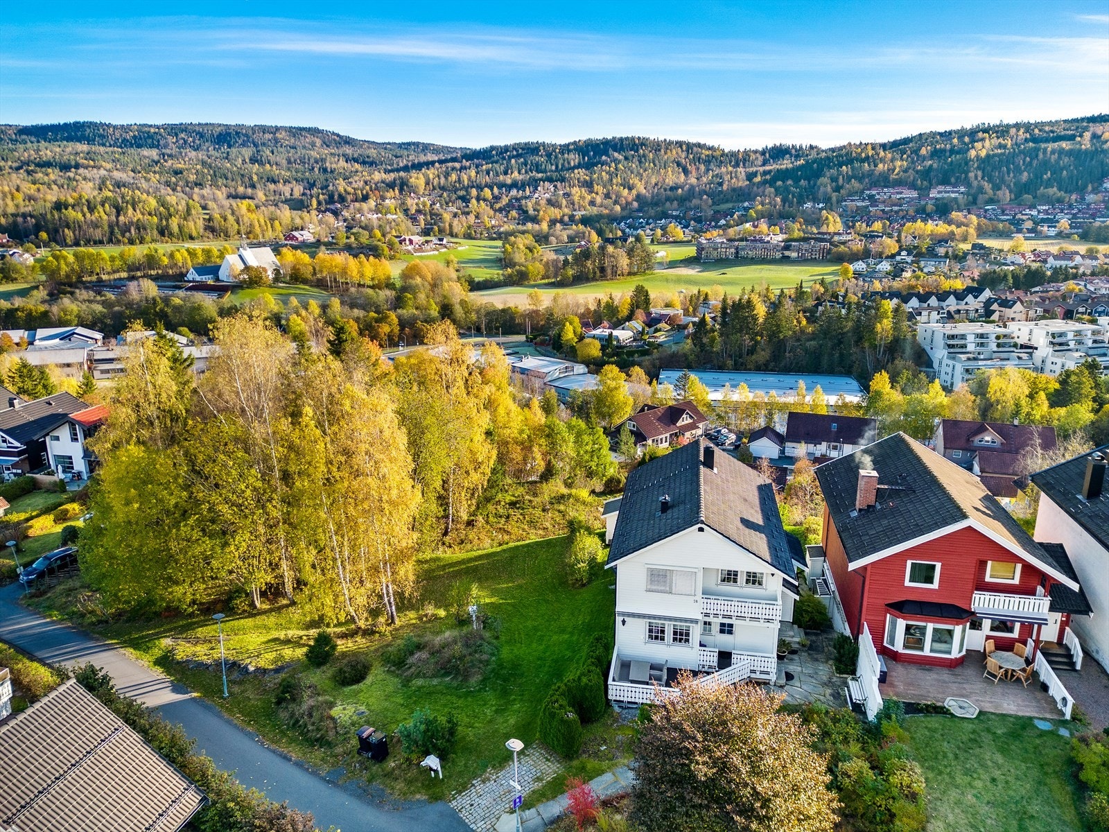 Sørskarva 18 ligger i enden av rekka og grenser til et friareal Galleribilde