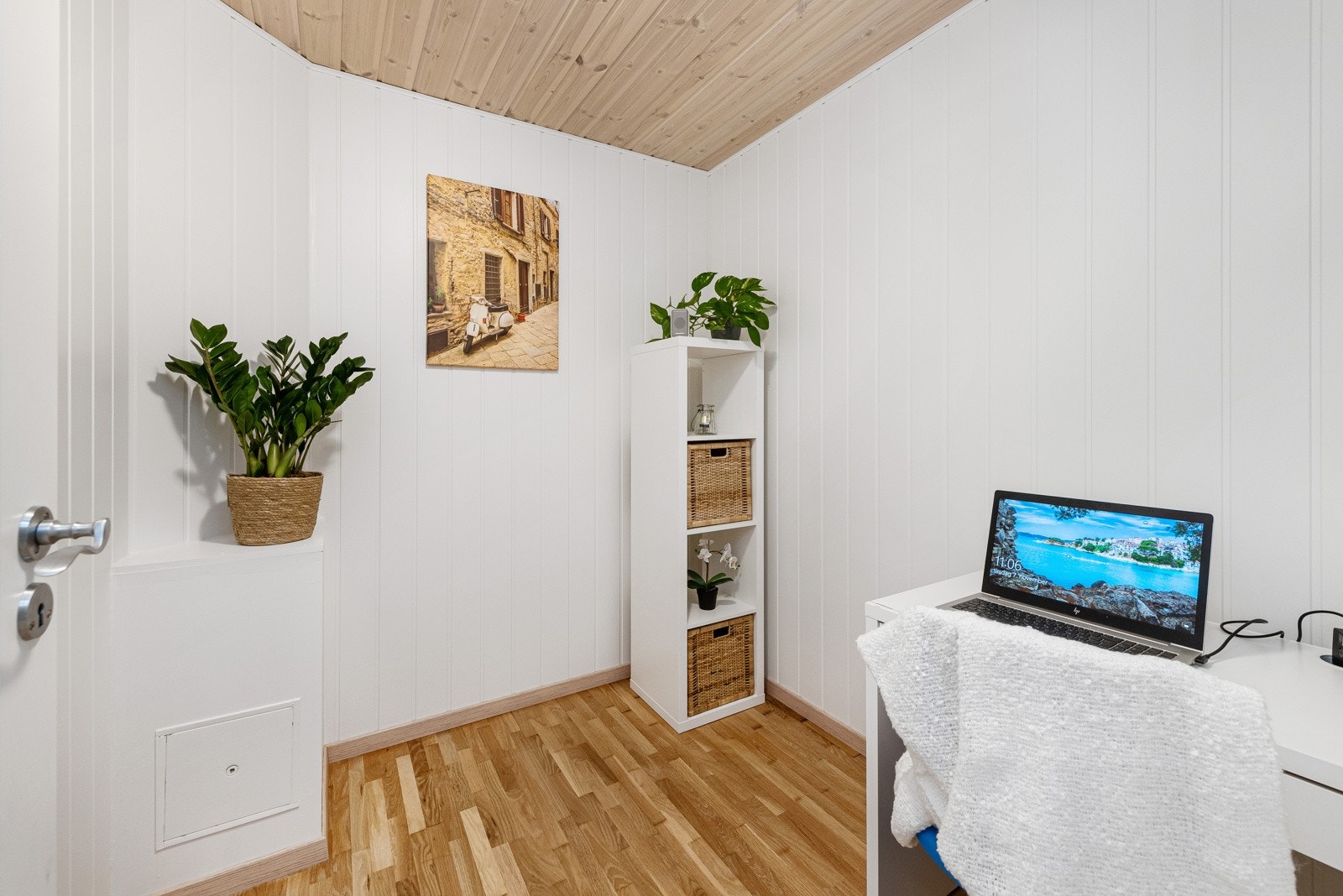 Leiligheten disponerer 1 bod på henholdsvis ca. 5m² som er innredet som kontor. Galleribilde