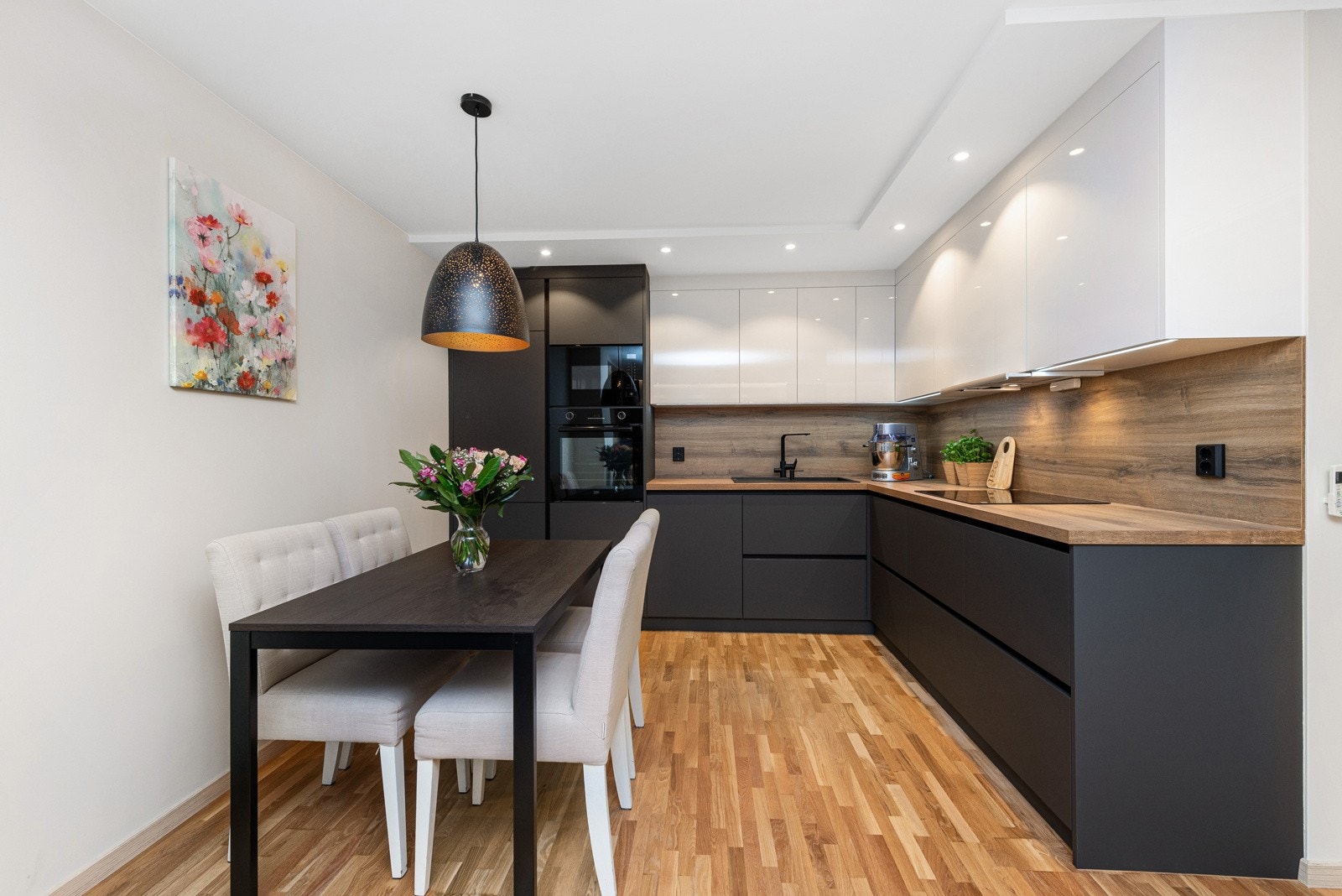 Spisestuen er praktisk plassert i tilknytning til kjøkkenet, og her kan du lage mat samtidig som du er en del av selskapet. Galleribilde