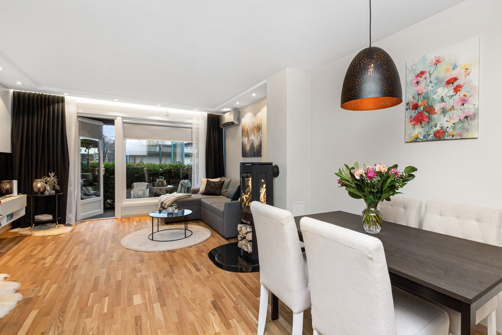 Stuen er et lyst og luftig rom takket være store vindusflater som fyller rommet rikelig med daglys. Galleribilde