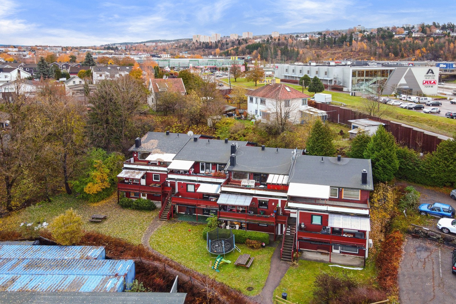 Boligen ligger svært sentralt med kort vei til nærbutikk, kollektivtransport, marka og andre fasiliteter, samt kort vei til skoler og barnehager. Galleribilde