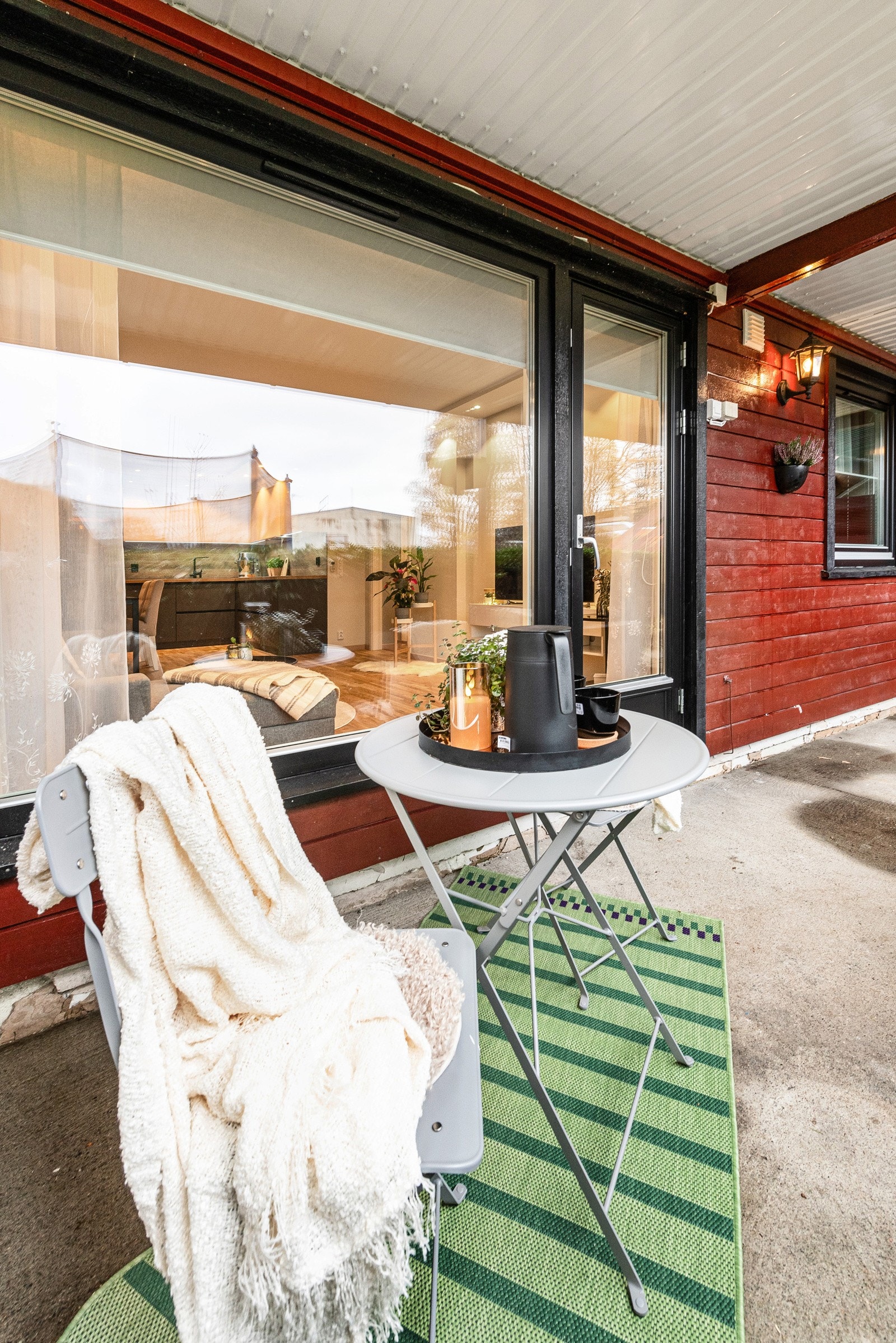 Utgang fra stue/kjøkken til nordvest-vendt terrasse på ca. 11m². Galleribilde