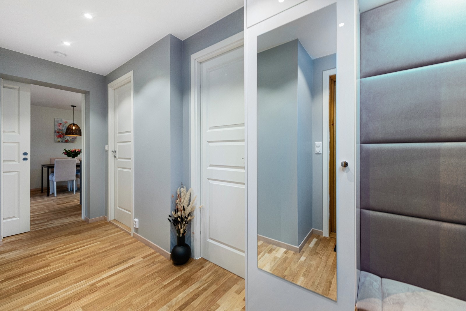 Fargene i gangen er moderne og gir et godt førsteinntrykk av leiligheten. Galleribilde