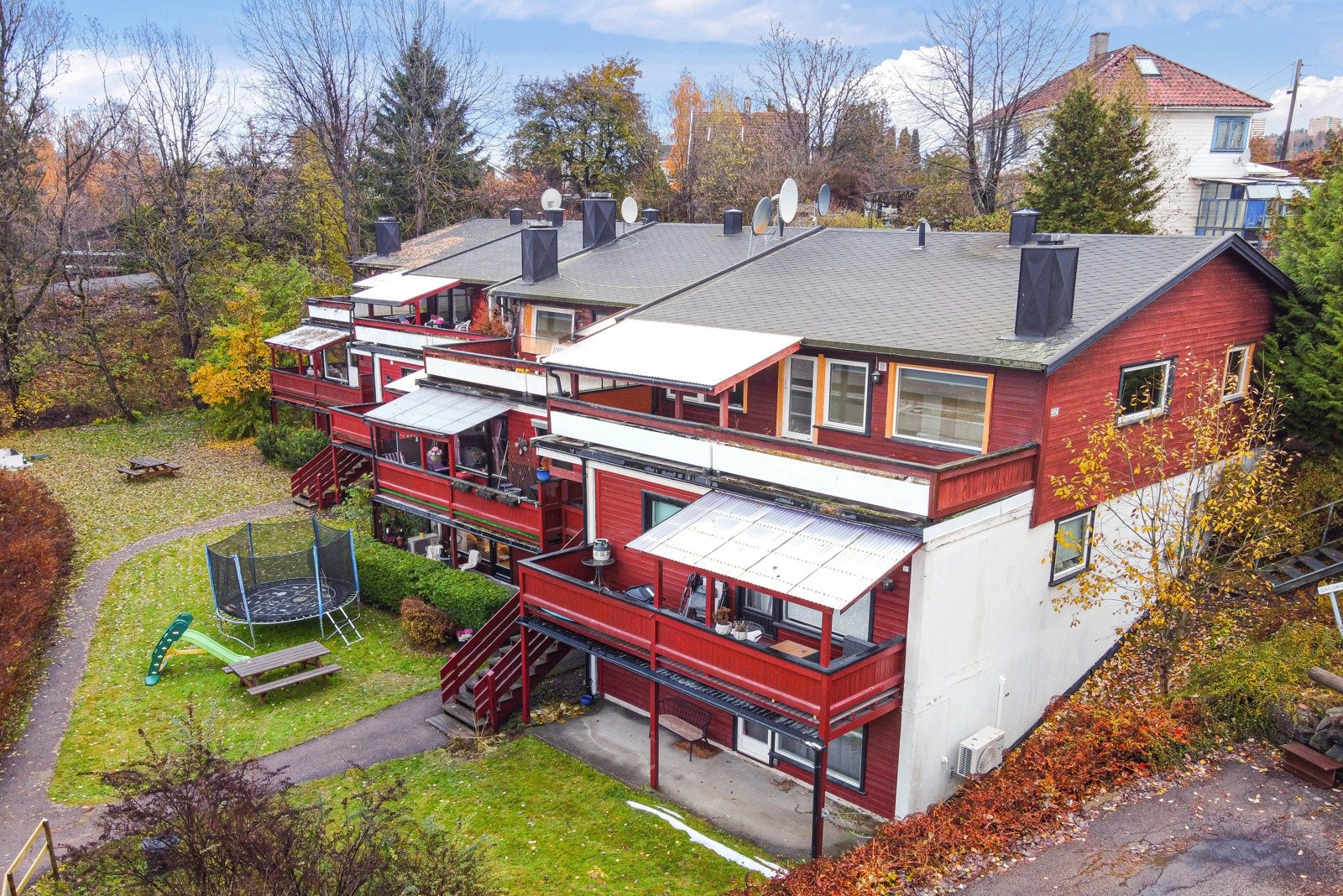 Eiendommen ligger i et veletablert boligområde på Alnabru, ca. 10 km nordøst for Oslo sentrum. Galleribilde