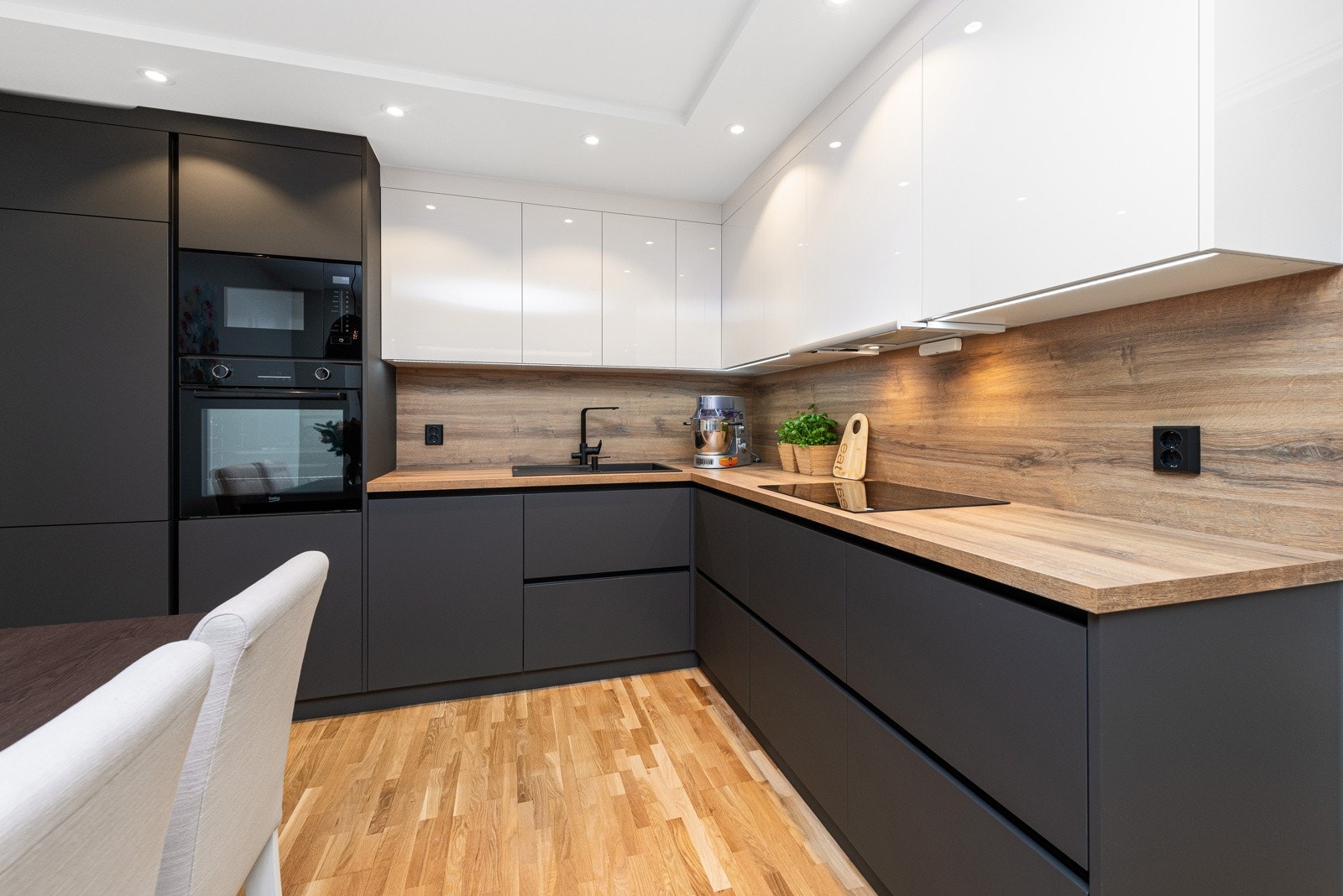 Kjøkkensonen defineres av moderne kjøkkeninnredning fra 2023 med slette fronter og laminerte benkeplater. Galleribilde