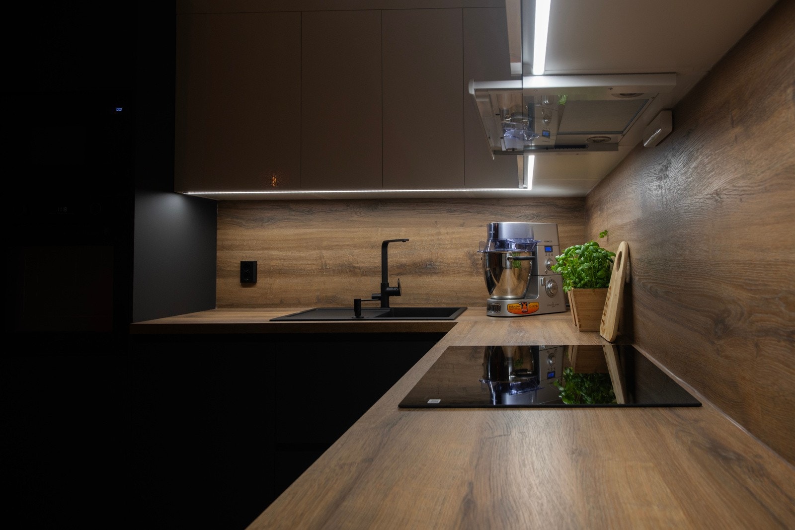 Benkeskapsbelysning og stikkontakter over benkeplate. Galleribilde