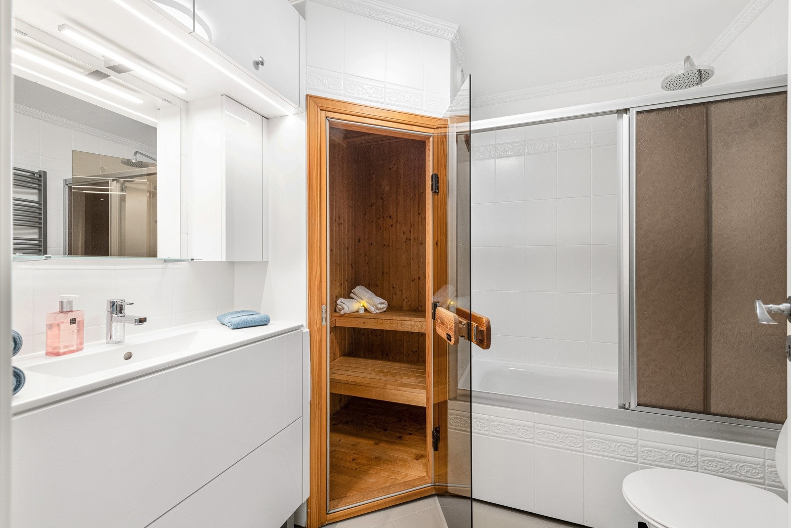 Baderom med flislagte overflater og stilfull innredning. Galleribilde