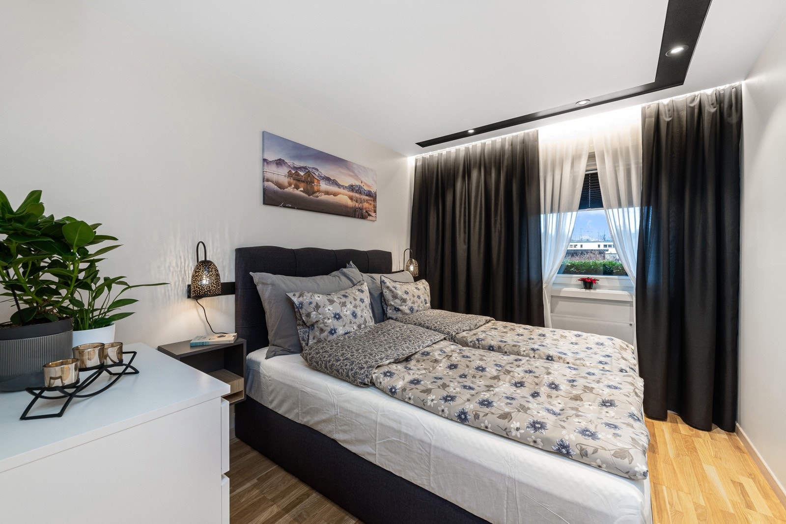 Romslig soverom malt i moderne farger. Galleribilde