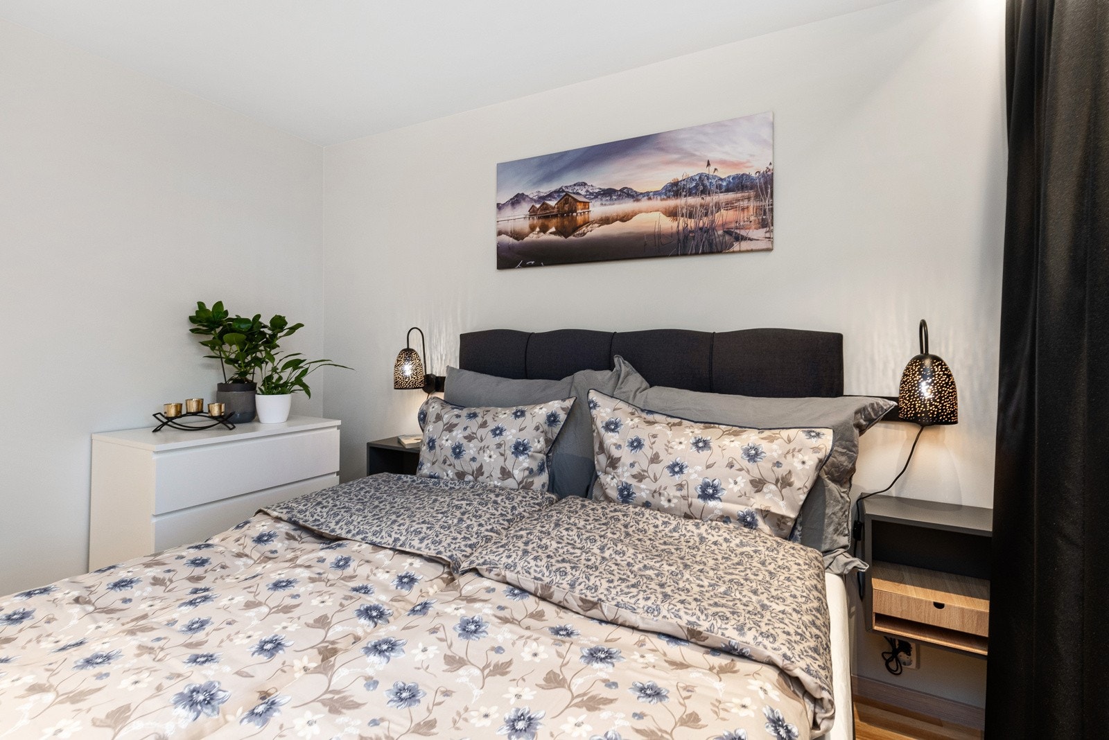 Her er det god plass til dobbeltseng, nattbord og garderobeløsning. Galleribilde