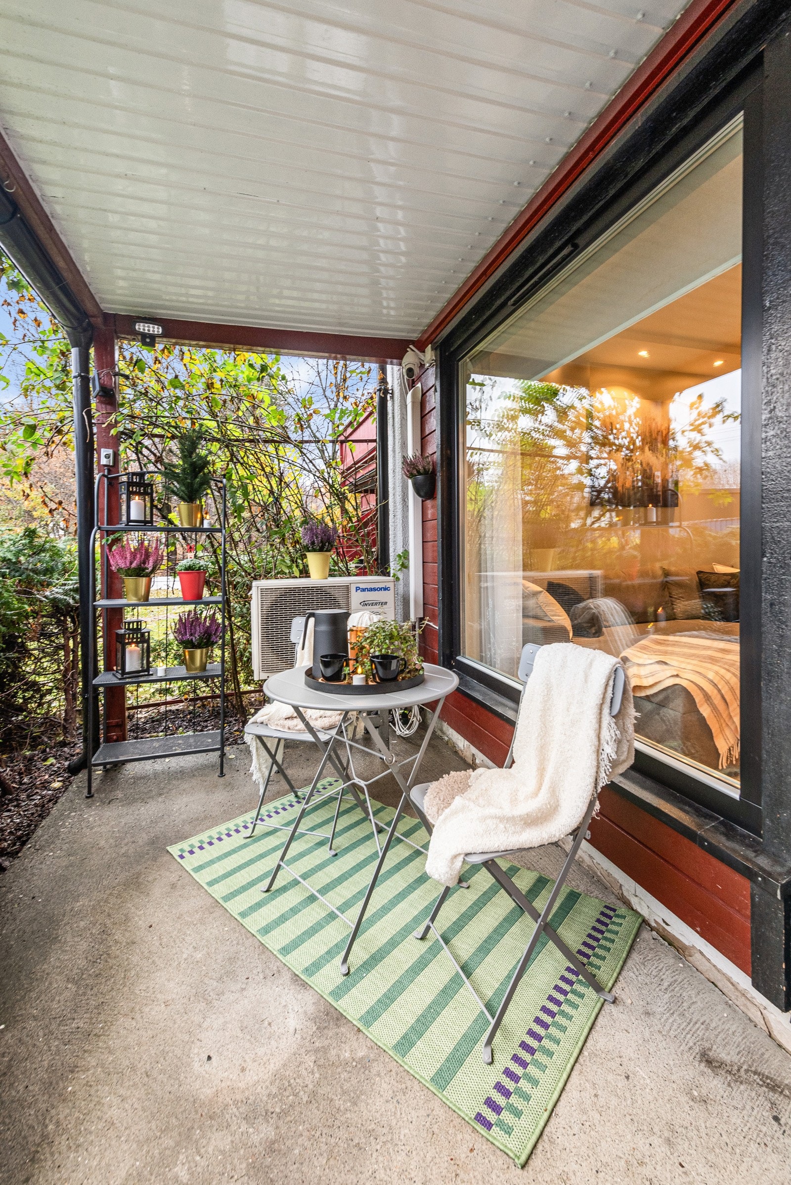 Balkongen blir en forlengelse av stuen på varme sommerdager slik at det er enkelt å flytte selskapet utendørs. Galleribilde