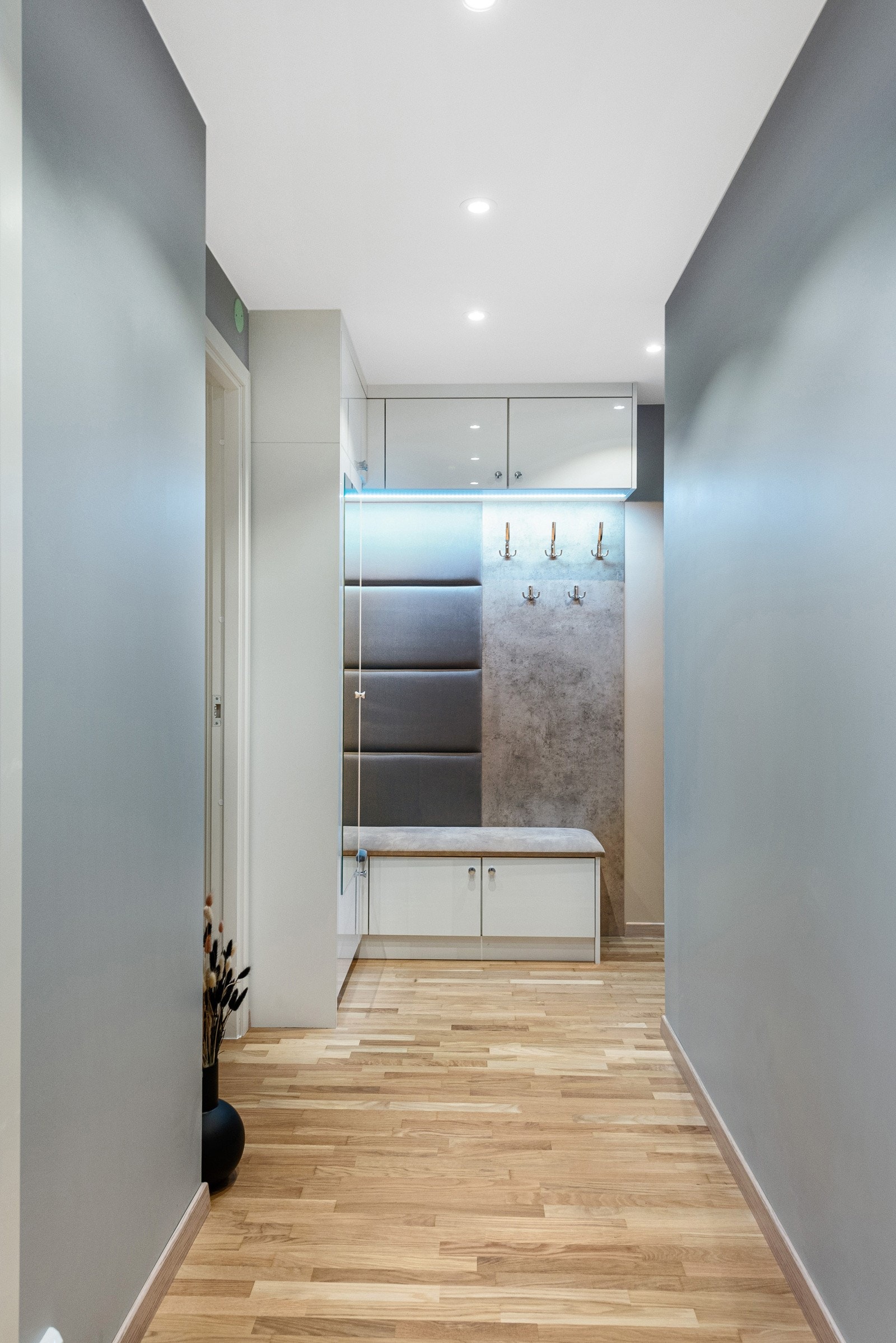 Innbydende og lys entré med nok plass til å henge av seg ytterklær og sette fra seg skoene. Galleribilde