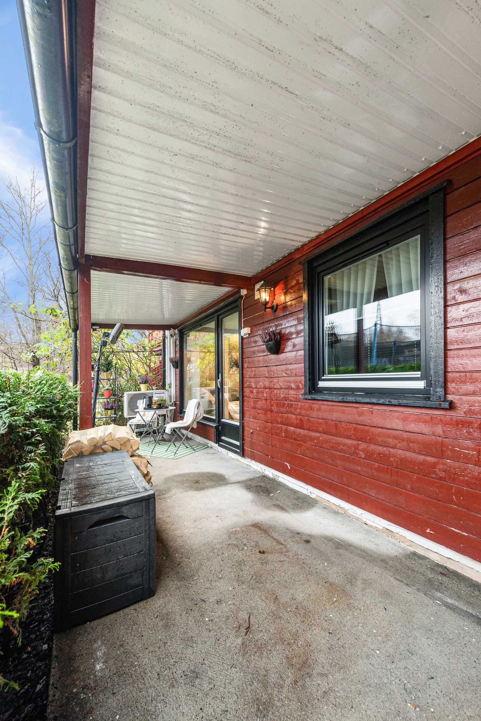 Balkongområdet blir familiens naturlige samlingsted på sommer- og høstdager og byr opp til hyggelige stunder. Her kan en innrede med stor utebord og ønsket møblement. Galleribilde