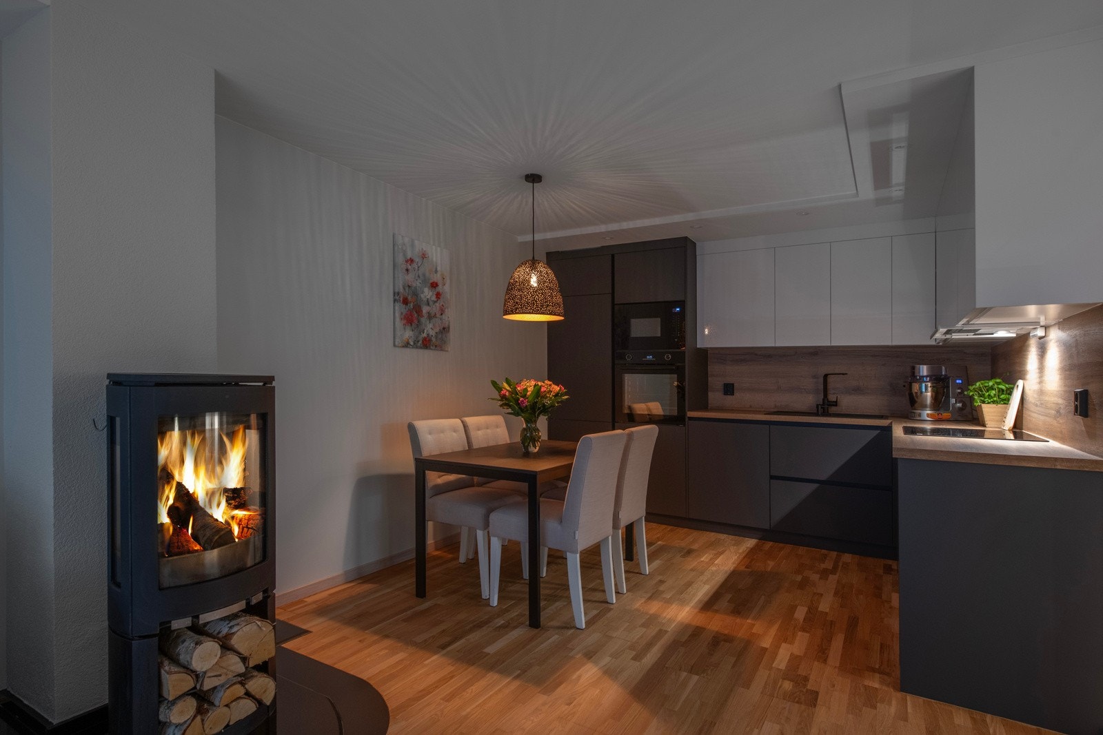 Koselig peisovn som varmer godt på kaldere dager. Galleribilde