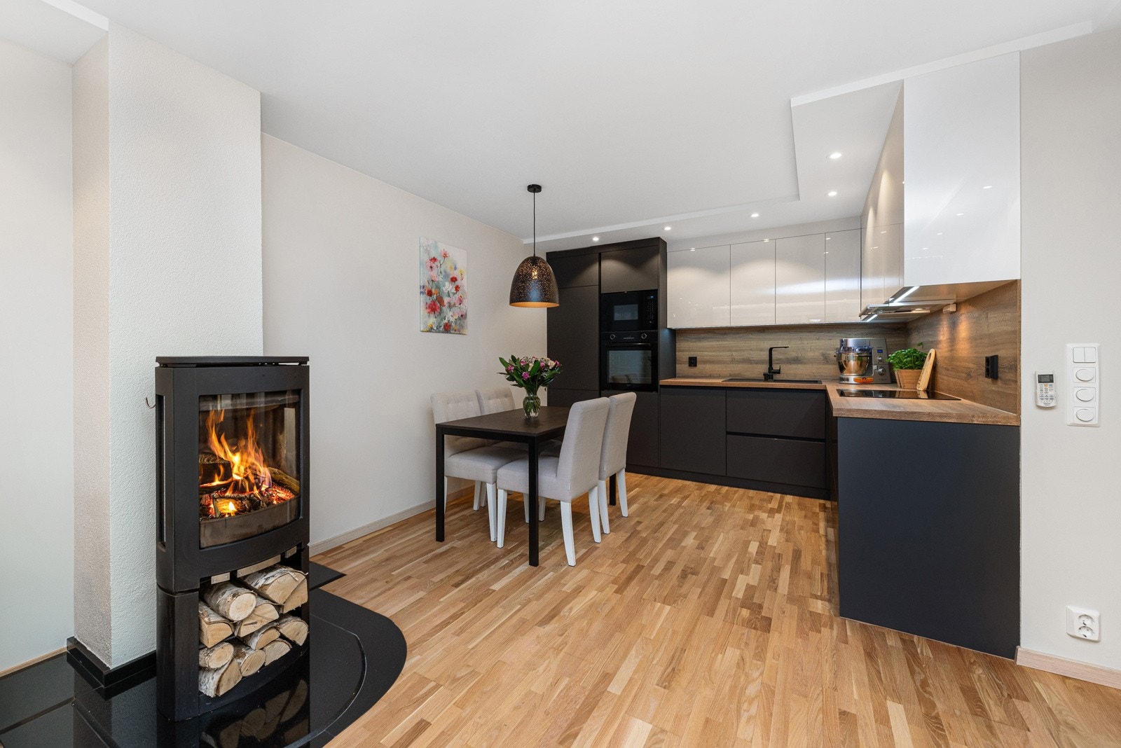 Kjøkkenet har en åpen løsning mot stuen. Galleribilde