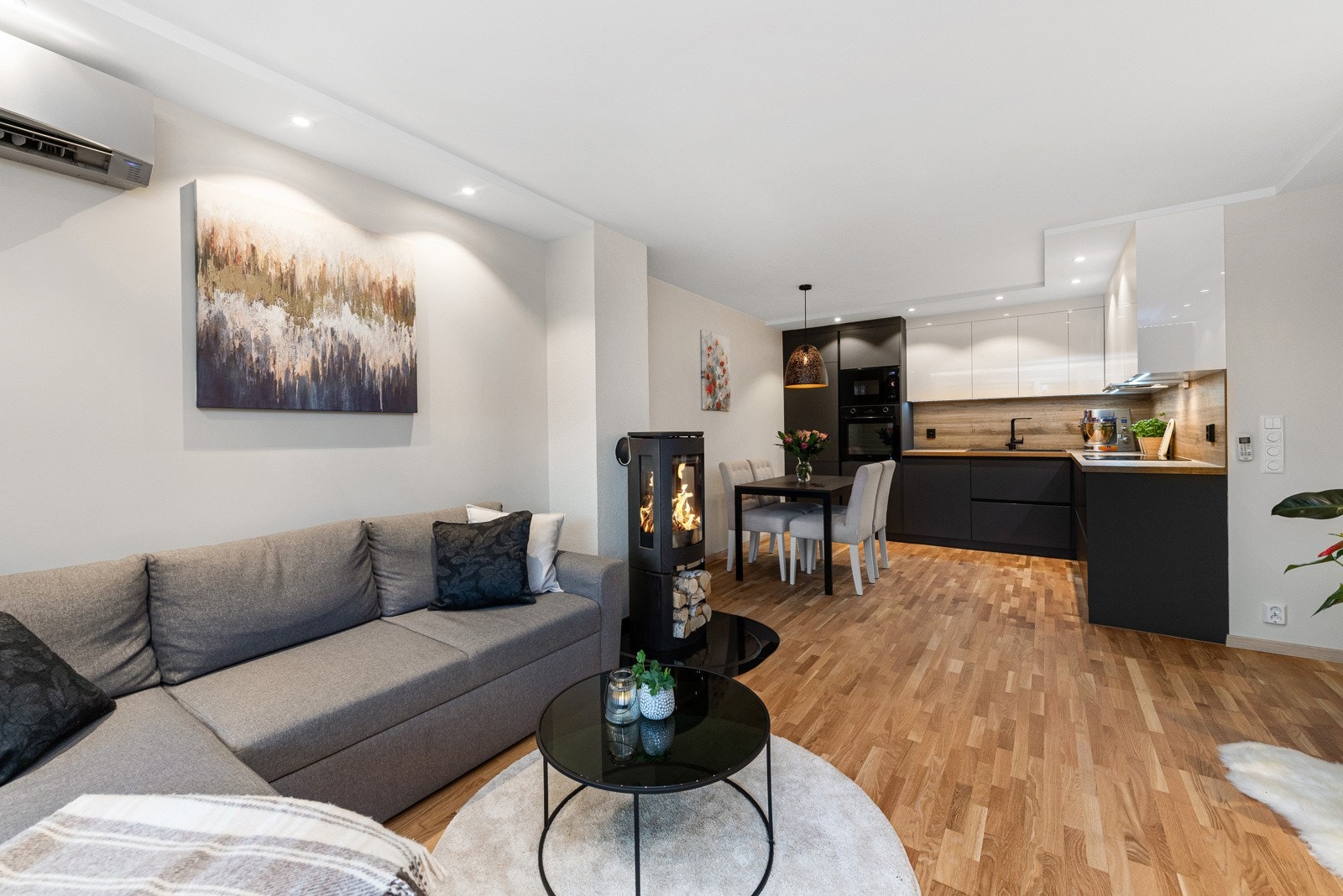 Stuen fremstår som et sosialt og tiltalende allrom. Stuen har god plass til sofamøblement, TV-seksjon og en velegnet spiseplass ved kjøkkensonen. Galleribilde