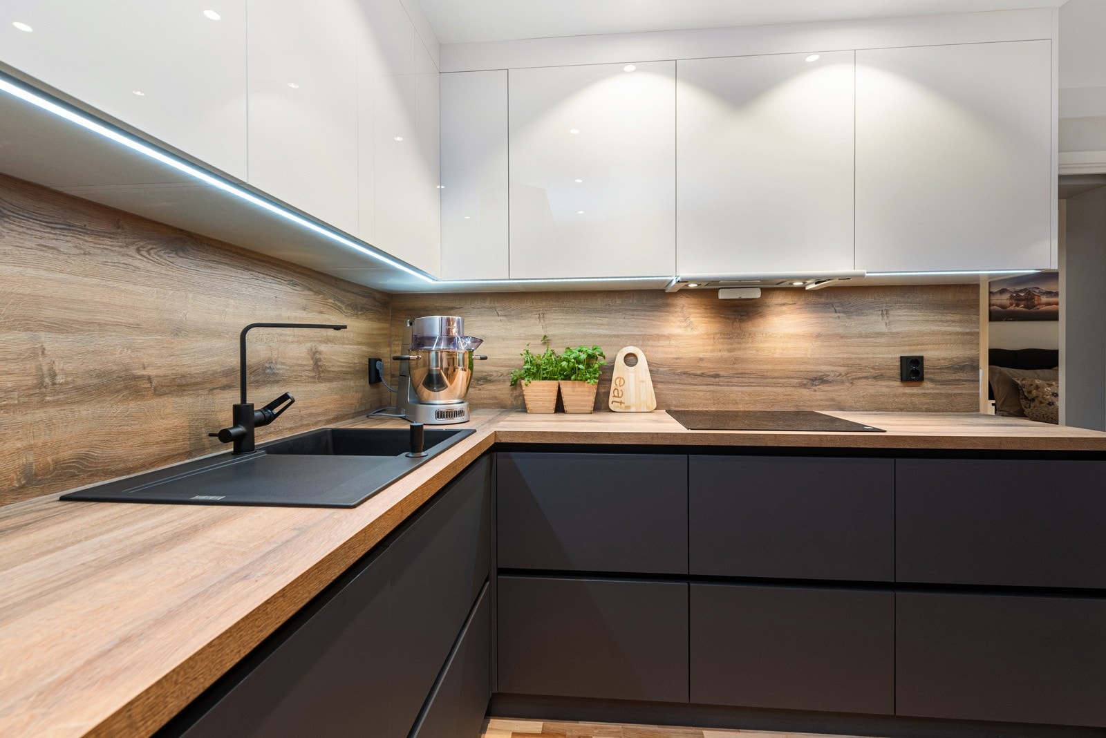 Kjøkkenet er stort og trivelig og designet med god skap- og benkeplass. Galleribilde