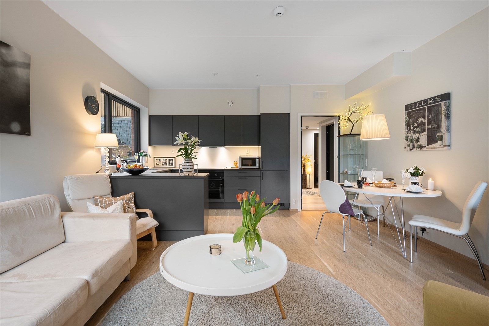 Ved ønske kan møbler følge handlenen Galleribilde