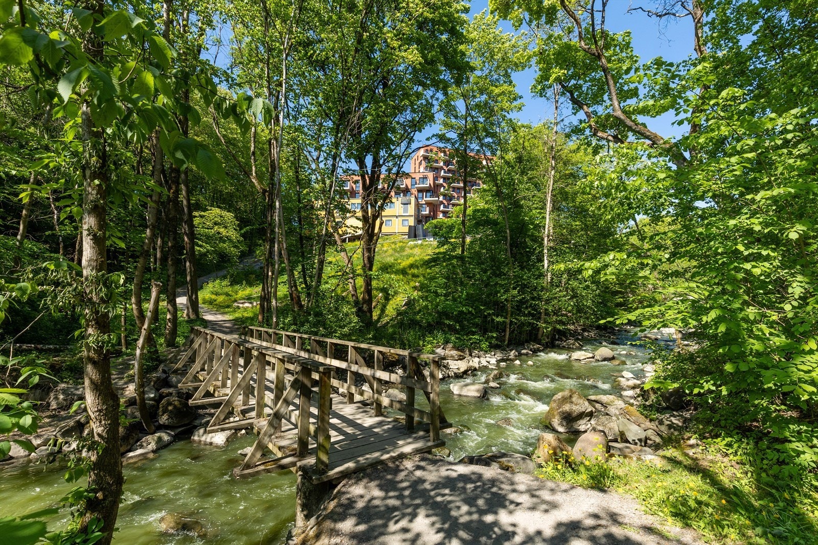 Boligen ligger i grønne og svært barnevennlige omgivelser i Lodalen med kort vei til barnehage, skoler, offentlig kommunikasjon, treningssted, idylliske parker, flotte idrettsanlegg m.m Galleribilde